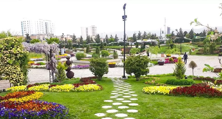 باغ گلها یکی از محبوبترین جاذبههای طبیعی و تفریحی مشهد