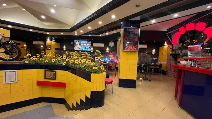 فست فود جاسمینبا فضای نوستالژیک