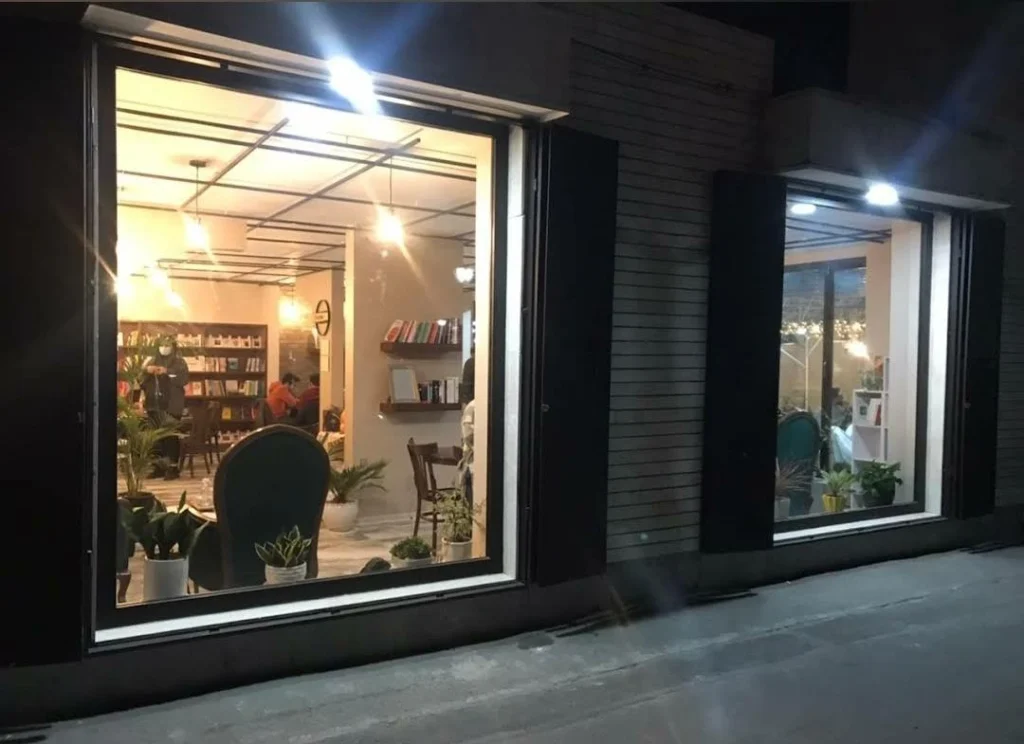 کافه کتاب بیخوابی مشهد با داشتن بهترین صبحانه ها